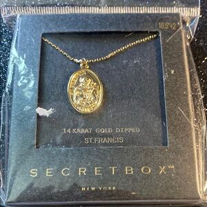 Gold Oval Pendant Necklace with Intricate Design